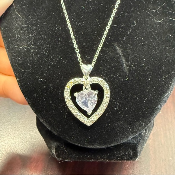 Avon Silvertone Double Heart Necklace with Delicate Chain NIB vintage 2007 - Picture 7 of 7